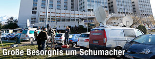Journalisten warten vor dem Krankenhaus in Grenoble, in dem Michael Schumacher behandelt wird
