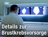 Artz vor R&ouml;ntgenbildern