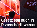 Ein Mann betritt ein Bordell in Frankfurt am Main