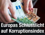 Hände mit Euro-Scheinen