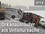 Umgekippter Lkw neben beschädigtem Reisebus
