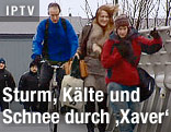 Menschen überqueren in schwerem Sturm eine Brücke