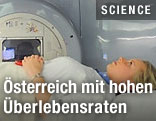 Frau in Behandlungsraum