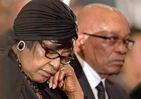 © AP/Peter Dejong Winnie Madikizela-Mandela trauert neben Südafrikas Präsidenten Jacob Zuma