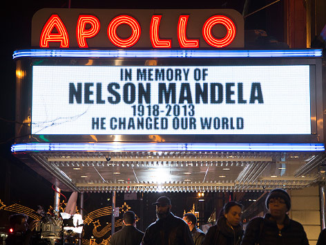 Todesnachricht auf der Leuchtafel des Apollo Theatre in Harlem
