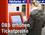 Frau kauft bei einem ÖBB-Ticket-Automaten Fahrkarten