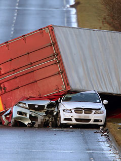 © APA/EPA/David Cheskin Auf Autos gestürtzter Lastwagen