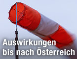 Rot-weißer Windsack