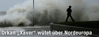 Mann am Pier in einer Sturmböe