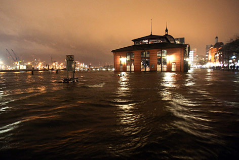 © APA/EPA/Bodo Marks Überfluteter Fischmarkt in Hamburg