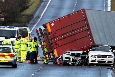 © APA/AP/Andrew Milligan Lkw liegt auf zwei Autowracks