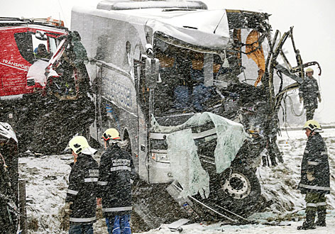 © APA/Franz Neumayr Unfall durch Bus und Lkw