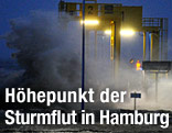Wassermassen spritzen in einem Fährhafen auf
