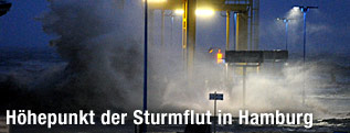 Wassermassen spritzen in einem Fährhafen auf