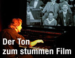 Mann spielt zu einem Film Klavier