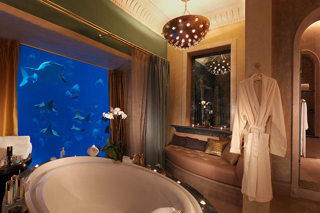 © atlantisthepalm.com Badezimmer der Unterwasser Suiten im Atlantis The Palm in Dubai