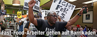 Demonstranten in einer McDonalds-Filiale