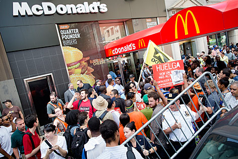 © AP/John Minchillo Demonstration vor einer McDonalds-Filiale