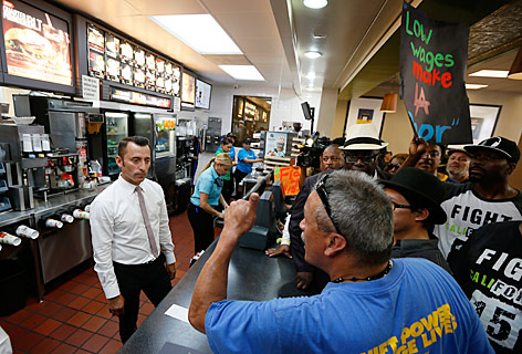 © Reuters/Lucy Nicholson Menschen demonstrieren in einer McDonalds-Filiale