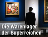 Mann vor einem Gemälde