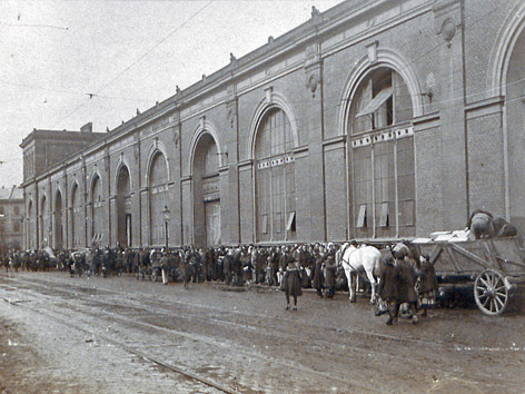 © Metro Verlag "Festangestellte" bei der Großmarkthalle, 9.30 Uhr, 9. Mai 1917