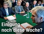 Michael Spindelegger und Werner Faymann am Verhandlungstisch