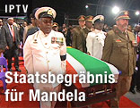 Sarg von Nelson Mandela wird getragen
