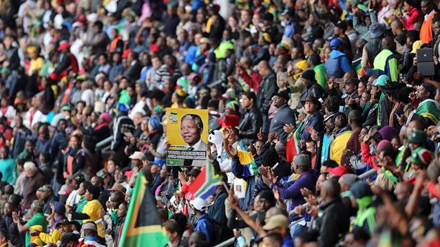 © Reuters/Siphiwe Sibeko Plakat von Mandela in der Menge