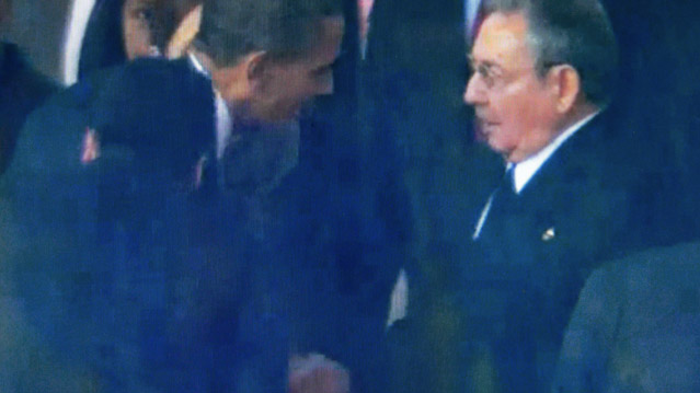 © APA/EPA/SABC TV Handschlag zwischen US-Präsident Barack Obama und dem kubanischen Präsidenten Raul Castro