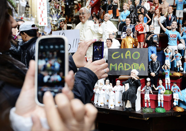 © AP/Salvatore Laporta Passanten fotografieren Mandela-Figuren