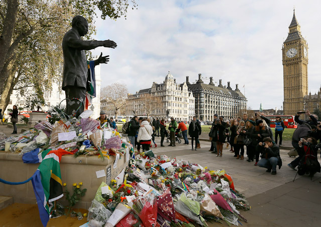 © AP/Kirsty Wigglesworth Mandelastatue in London