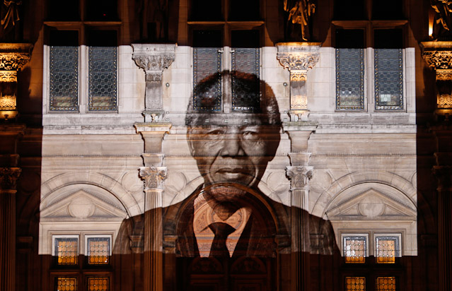 © Reuters/Charles Platiau Projektion von Mandela am Rathaus in Paris