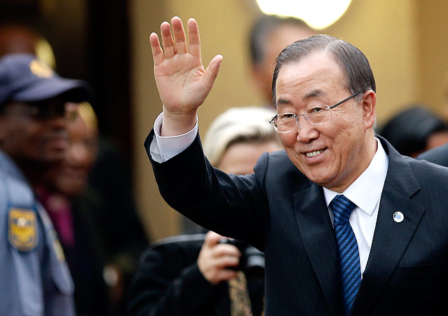 © AP/Themba Hadebe UNO-Generalsekretär Ban Ki-moon grüßt die Menge