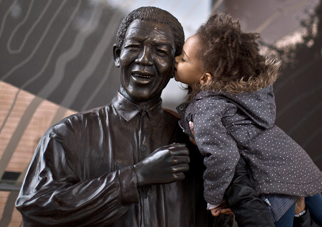 © AP/Muhammed Muheisen Kind küsst Mandela-Statue in Johannesburg