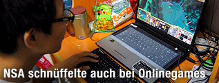 Mann spielt "World of Warcraft"