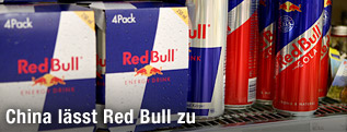 Red-Bull-Dosen in einem Supermarkt