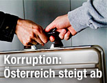 Hand übergibt Koffer