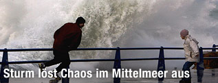 Mann flüchtet vor riesiger Welle