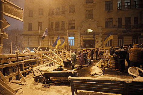 © AP/Efrem Lukatsky Barrikaden umgeben das Zeltcamp