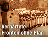 Ukrainische Polizisten mit Schutzschilden