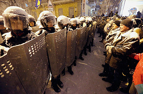 © APA/EPA/Sergey Dolzhenko Ukrainische Polizisten stehen Demonstranten gegenüber