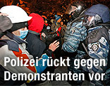 Ukrainische Polizisten und Demonstranten in Kiew