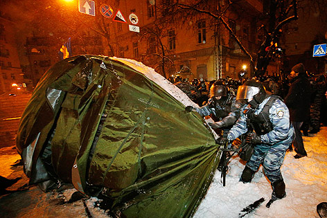© APA/AP/Alexander Zemlianichenko Ukrainische Polizisten
