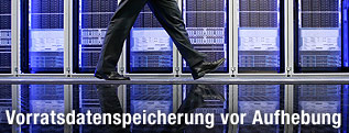 Mann in Serverraum