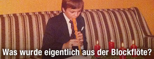 Bub spielt auf einer Blockfl&ouml;te