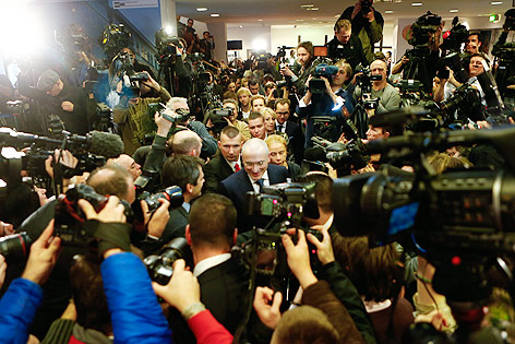 © Reuters/Axel Schmidt Oppositioneller Michail Chodorkowski umringt von Journalisten