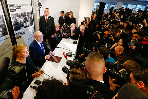 © Reuters/Thomas Peter Oppositioneller Michail Chodorkowski samt Presseaufkommen
