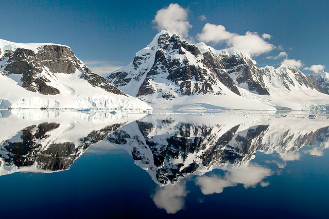 © Corbis/Minden Pictures/Hedgehog House/Colin Monteath Bergspitzen entlang der Küste der Antarktis