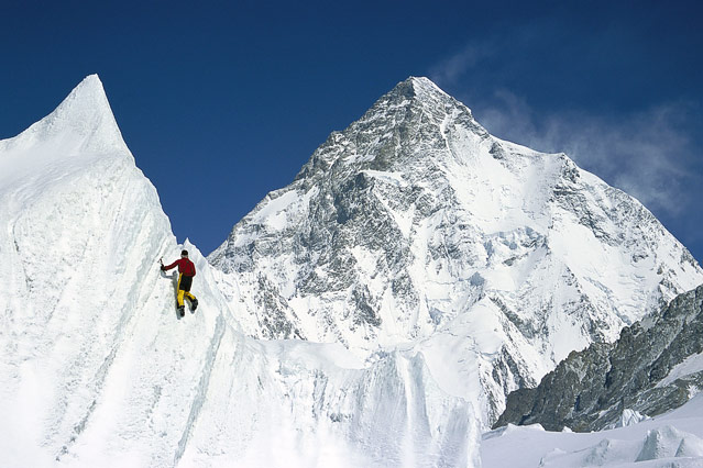 © picturedesk.com/Minden Pictures/Colin Monteath Ein Bergsteiger im Karakoram-Gebirge