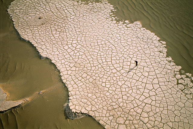 © Corbis/George Steinmetz Luftaufnahme einer Person in der Salzwüste Dasht-e Lut, Iran